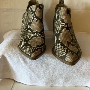 Universal Thread Women’s Snakeskin Look Sz 9W Ankle Boots Gray Faux Leather GUC